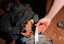 Amenazó de muerte a su madre y a su hermana, intentó escapar en moto y terminó detenido tras chocar un patrullero