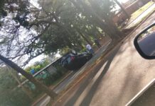 Perdió el control de su auto, despistó y volcó sobre la avenida Martín Fierro
