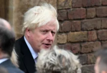 El ex primer ministro británico Boris Johnson salió ileso de un ataque con drones contra un tren en Ucrania