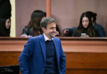 Grabaron a un diputado llevándose algo a la nariz en plena sesión y estalló la polémica