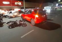 Una maniobra prohibida terminó en un choque entre un auto y una moto en Posadas