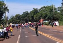 Movimientos sociales cortan la Ruta Nacional 12 en Montecarlo