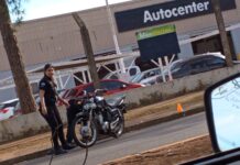 Un auto y una moto colisionaron frente al Chango Más de avenida Cabo de Hornos