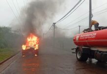 Un auto con patente paraguaya se incendió en Posadas y terminó completamente destruido