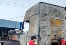 Incendiaron un camión en San Vicente: dos sujetos fueron captados por cámaras de seguridad