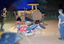 Colonia Aurora: dos motociclistas murieron tras chocar contra un tractor
