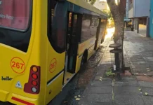 Un colectivo quedó atrapado tras la rotura de un caño de agua en pleno centro de Posadas