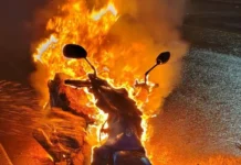 Se le incendió la moto en plena avenida y terminó con quemaduras al intentar apagar el fuego