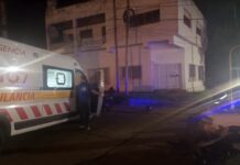 Un auto impactó contra una motocicleta en Posadas: un lesionado
