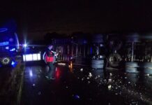 Un camión paraguayo cargado con perfumes despistó y volcó su acoplado en la Ruta 105