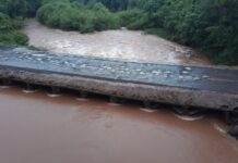 Continúa cortado el tránsito sobre el puente del arroyo Tabay por la crecida del caudal