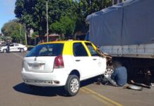 Un taxi chocó contra un camión estacionado en Posadas