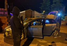 Buscan al conductor que abandonó un auto robado tras un despiste